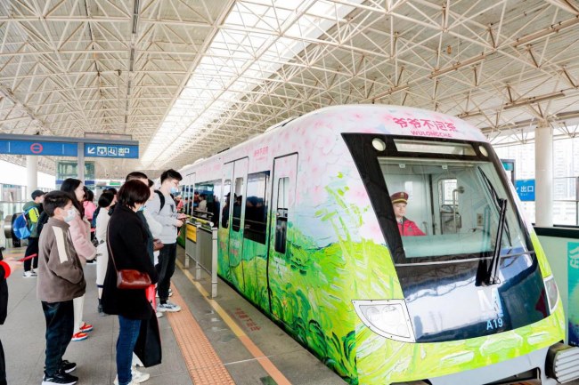 武漢地鐵廣告價格收費(fèi)，武漢地鐵列車廣告內(nèi)外包車廣告櫻花案例圖