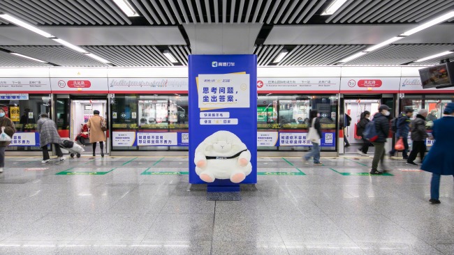 杭州地鐵創(chuàng)意包柱廣告鳳起路小羊座椅案例，杭州地鐵廣告價格收費(fèi)