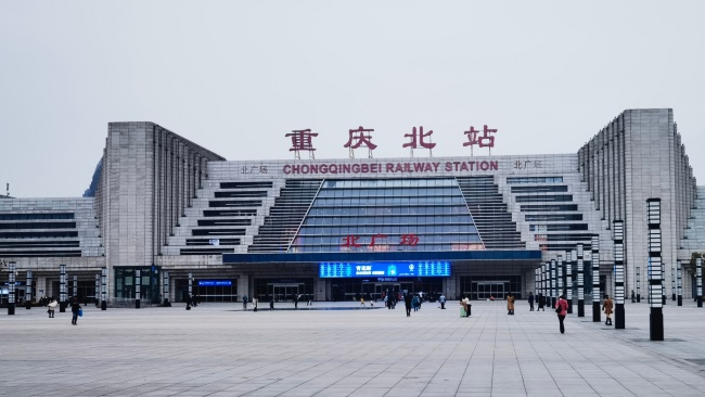 重慶北站廣告價格收費(fèi)，重慶北高鐵站進(jìn)站口打卡點(diǎn)門楣LED大屏廣告