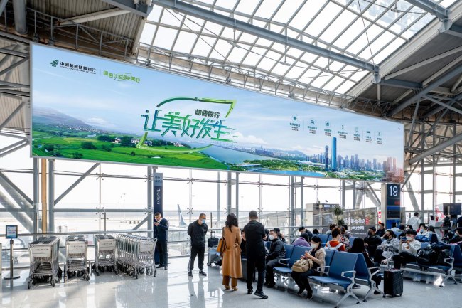 濟(jì)南遙墻機(jī)場候機(jī)大廳正中央巨幅大牌燈箱，濟(jì)南機(jī)場廣告價格收費
