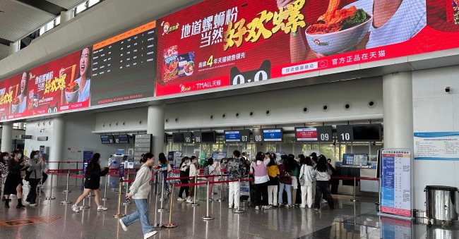 柳州白蓮機場出發(fā)大廳巨型地標(biāo)LED大屏廣告，柳州機場廣告價格收費