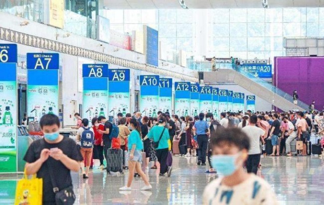 深圳北站候車(chē)大廳檢票口LED立式聯(lián)排電子屏，深圳北高鐵站廣告價(jià)格