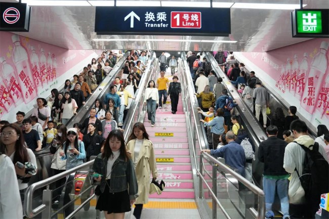 福州地鐵廣告價(jià)格收費(fèi)，福州地鐵南門(mén)兜站換乘扶梯通道墻貼廣告