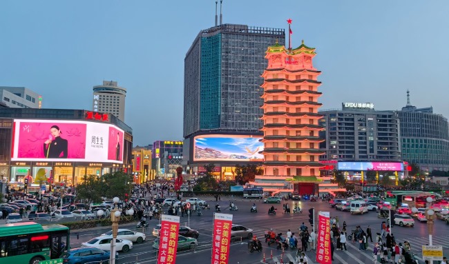 鄭州亞細(xì)亞卓悅城LED巨屏廣告價格，鄭州二七廣場弧形老鳳祥大屏廣告