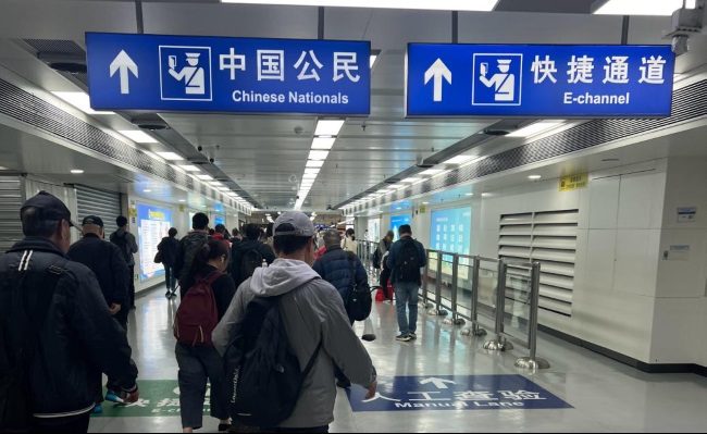 深圳羅湖口岸往香港過關(guān)必經(jīng)通道燈箱廣告牌，羅湖口岸廣告價格