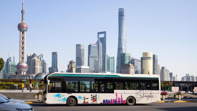 上海公交廣告車身貼紙巴士廣告線路案例圖，上海公交車巴士廣告價格收費
