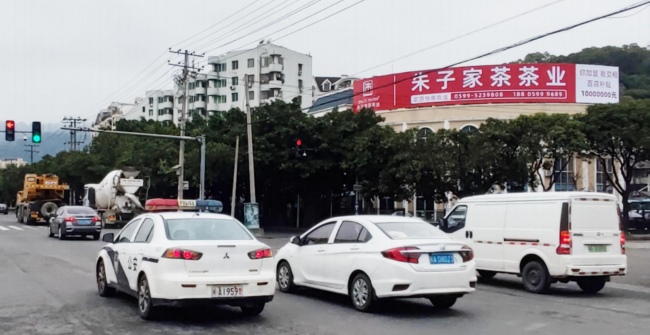福州馬尾福馬路快安路交叉口樓頂廣告牌，福州戶外大牌廣告價(jià)格