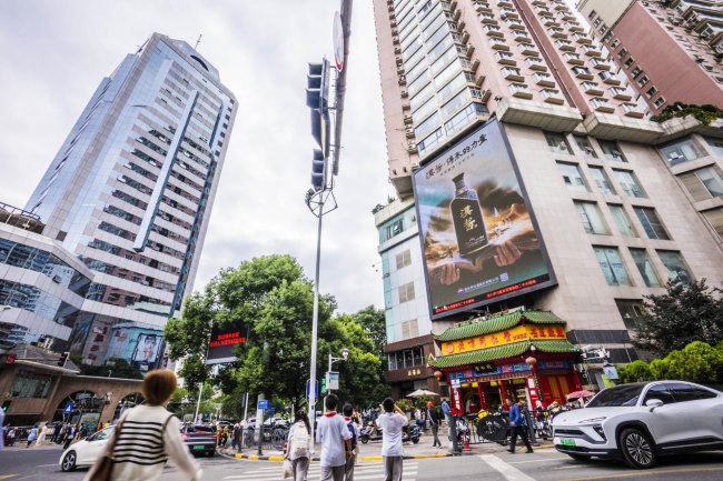 貴陽南明荔星名店路口同仁堂上方LED廣告，貴陽LED大屏廣告價(jià)格收費(fèi)
