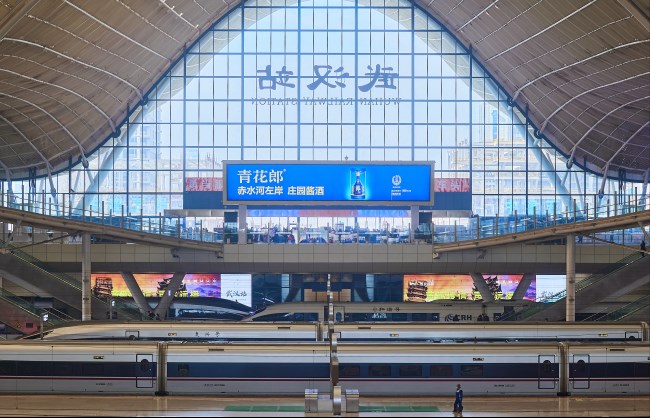 武漢站高鐵站臺(tái)層中庭上空巨型燈箱廣告，武漢高鐵站廣告牌價(jià)格收費(fèi)