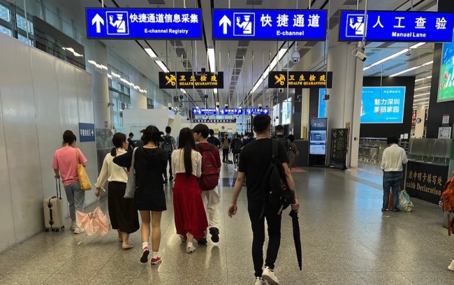 福田口岸三層往香港邊檢大廳墻面燈箱廣告，深圳福田口岸廣告價(jià)格