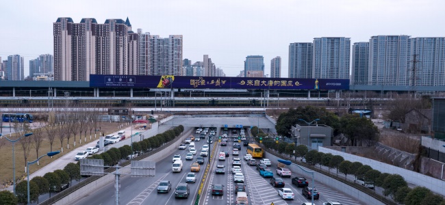 西安東二環(huán)金花隧道鐵路圍擋大牌廣告，西安最大戶外大牌廣告價格