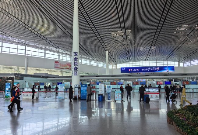天津濱海機場出發(fā)大廳安檢口正上方LED大屏廣告，天津機場廣告價格