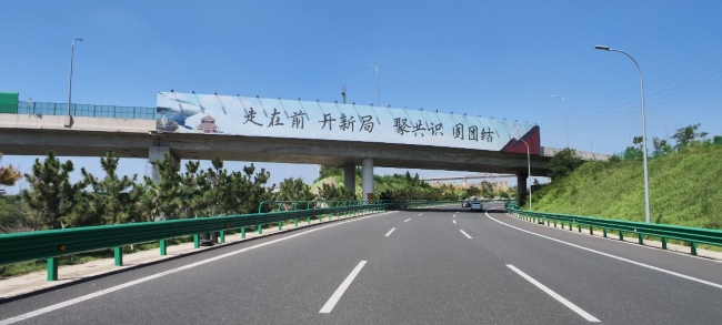 青島機場高速跨線橋圍擋廣告牌，青島膠東機場高速大牌廣告價格