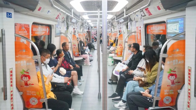 青島地鐵車廂內(nèi)貼紙內(nèi)包車創(chuàng)意車廂廣告，青島地鐵列車廣告價格