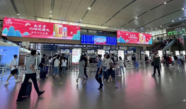 長沙南高鐵站進(jìn)站安檢口2塊LED巨屏廣告，長沙南站大屏高鐵廣告價(jià)格