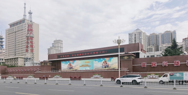 蘭州城關(guān)東方紅廣場(chǎng)主席臺(tái)戶外LED橫屏廣告投放，蘭州LED屏廣告價(jià)格