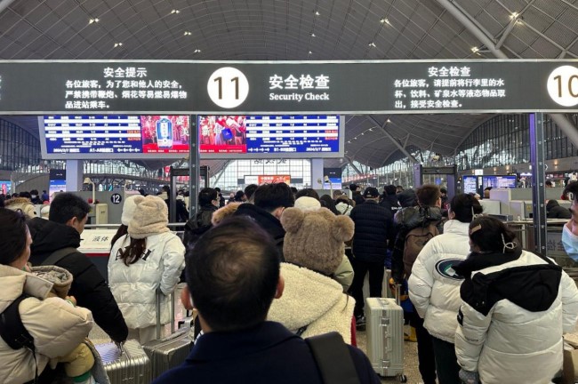 武漢站進(jìn)站安檢候車大廳上方LED大屏廣告，武漢火車站高鐵廣告價(jià)格