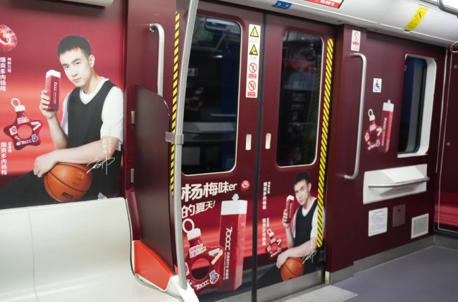 沈陽地鐵創(chuàng)意內(nèi)包車貼廣告飲料快消案例，沈陽地鐵列車廣告價格