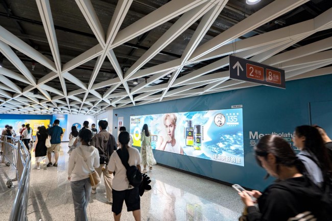 深圳地鐵崗廈北站通道墻貼燈箱廣告投放，深圳地鐵廣告價格收費(fèi)