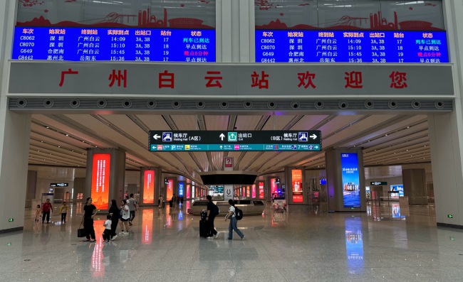 廣州白云高鐵站到達(dá)出站通道柱面燈箱廣告，廣州白云站廣告價(jià)格