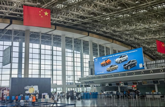 南昌機(jī)場出發(fā)大廳值機(jī)島燈箱廣告高空大牌，南昌昌北機(jī)場廣告價(jià)格