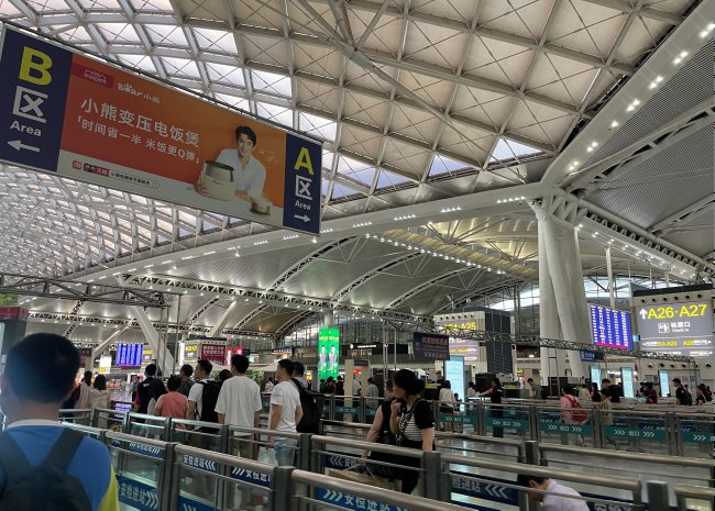 ?廣州南高鐵站候車大廳中央懸掛吊旗看板廣告牌，廣州南站廣告價(jià)格