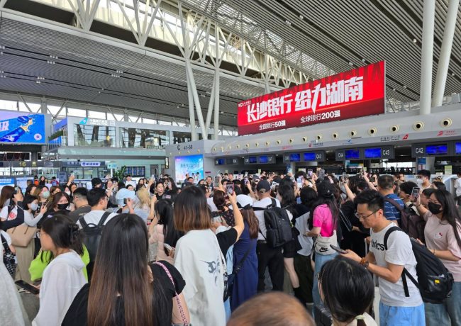 長沙機(jī)場(chǎng)出發(fā)安檢值機(jī)島燈箱廣告高空大牌，長沙黃花機(jī)場(chǎng)廣告價(jià)格