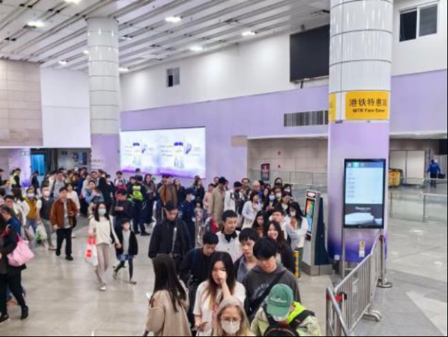 深圳地鐵4號線福田口岸站廳墻貼廣告投放案例，深圳地鐵廣告價格