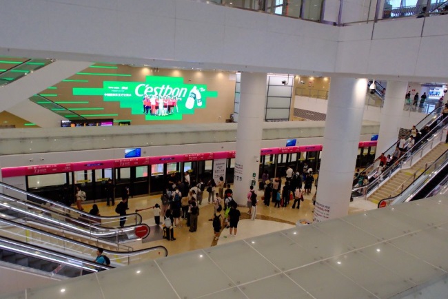 深圳寶安機(jī)場(chǎng)LED大屏廣告價(jià)格，深圳衛(wèi)星廳地鐵墻面大屏廣告投放