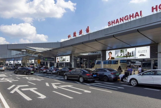 上海虹橋機(jī)場(chǎng)出發(fā)戶外落客圍擋LED橫屏廣告，上海機(jī)場(chǎng)大屏廣告價(jià)格