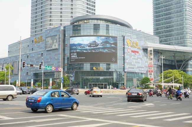 南通文峰地鐵站金鷹購物中心外墻LED大屏廣告，南通LED大屏廣告價(jià)格