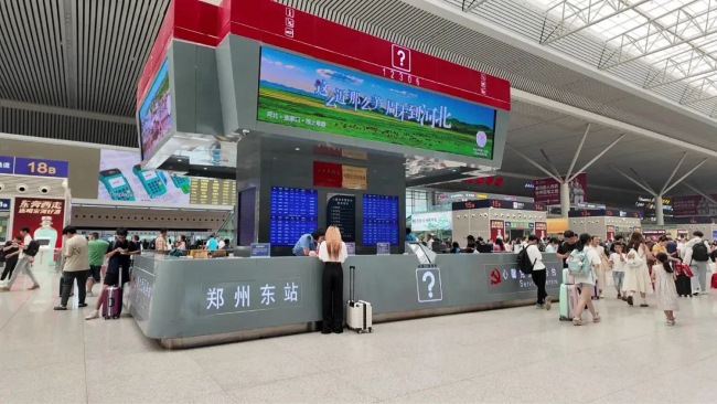 鄭州東站候車大廳中央服務(wù)臺上方LED廣告，鄭州東高鐵大屏廣告價(jià)格