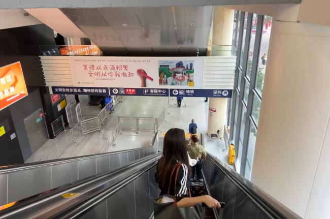 深圳福田口岸入境方向扶梯正迎面廣告牌，福田口岸燈箱廣告價(jià)格