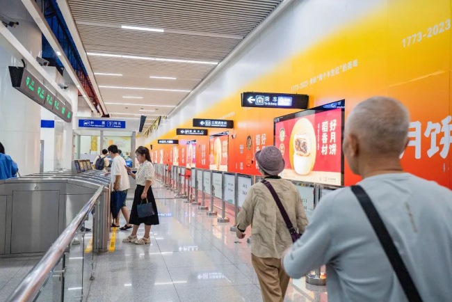 濟(jì)南地鐵3號線奧體中心站廳墻貼燈箱廣告案例，濟(jì)南地鐵廣告價(jià)格