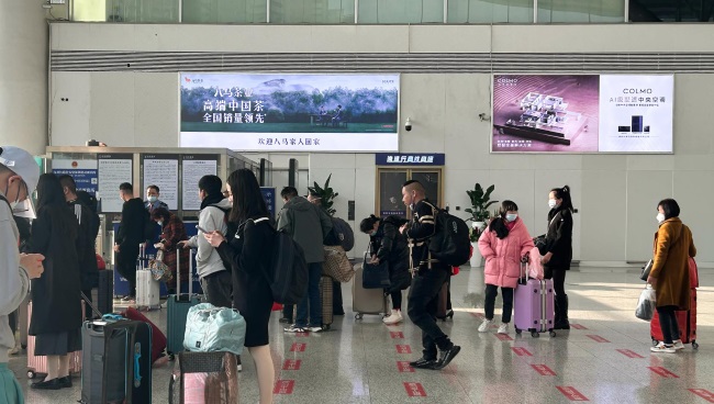 深圳北站到達出站口上方燈箱廣告牌，深圳北高鐵站大屏廣告價格