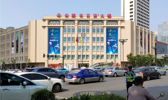 合肥百貨大樓外墻銀泰戶外LED大屏廣告投放，合肥LED大屏廣告價(jià)格