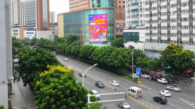 武漢洪山珞喻路電腦大世界外墻豎屏LED廣告牌，武漢LED大屏廣告價(jià)格