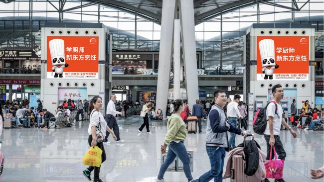廣州南站三層候車座椅區(qū)上方燈箱廣告，廣州南高鐵站廣告牌價(jià)格