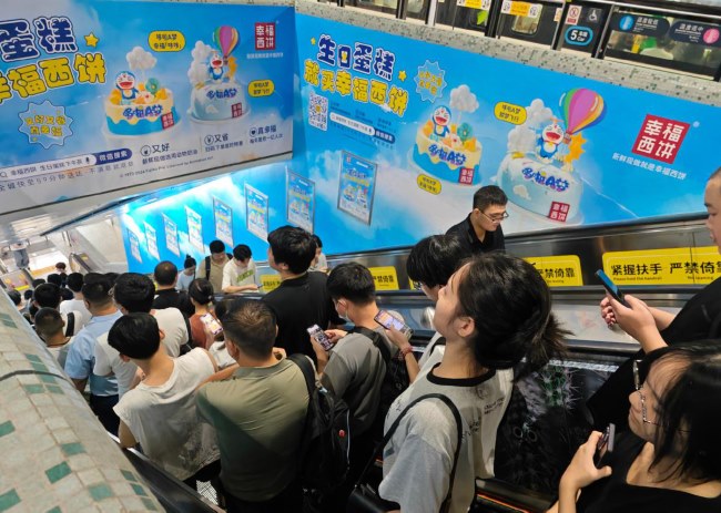 深圳地鐵扶梯旁墻貼廣告價(jià)格，深圳地鐵4號(hào)線深圳北站出入口廣告