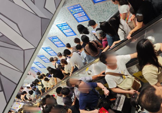 深圳地鐵扶梯旁看板廣告價(jià)格，深圳地鐵深圳北站出入口廣告