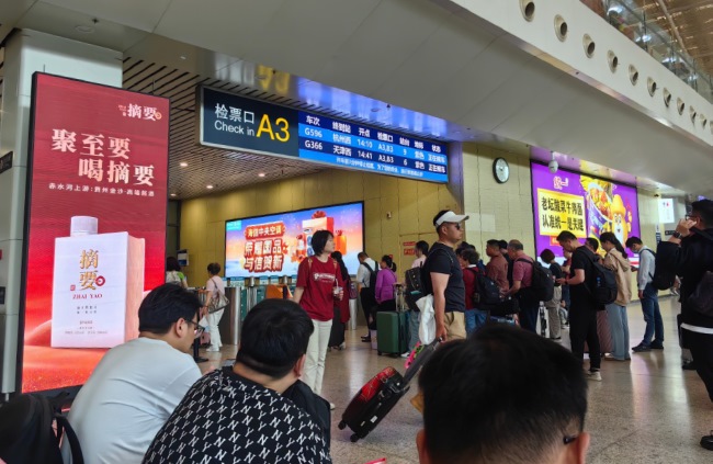 武漢高鐵站候車大廳檢票口燈箱，武漢火車站大屏廣告價格