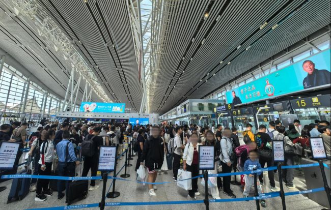 長沙機場T2出發(fā)大廳大屏廣告牌投放，長沙黃花機場廣告價格