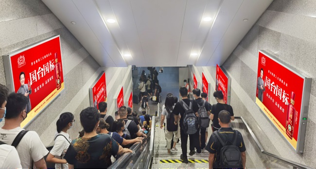 上海虹橋站站臺(tái)出站扶梯燈箱廣告投放，上海虹橋高鐵廣告價(jià)格