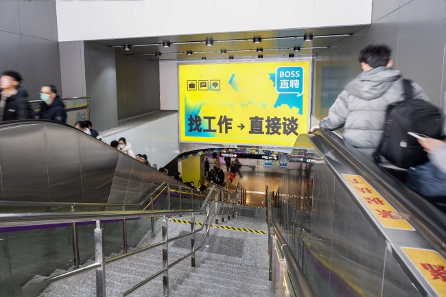 深圳地鐵站出入口扶梯正對大牌廣告投放，深圳地鐵廣告價格