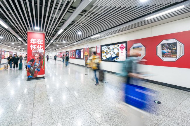 長沙地鐵火車南站站通道墻貼廣告投放，長沙地鐵廣告價格