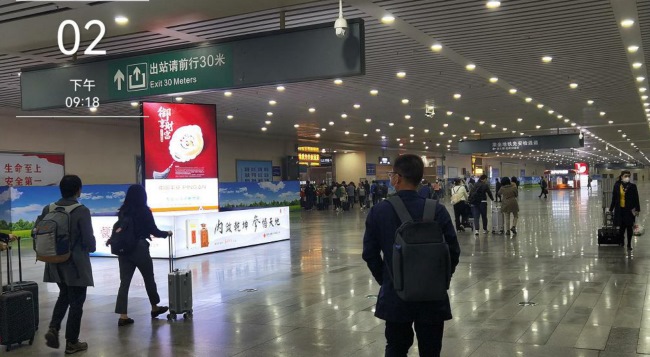 長沙南高鐵站出站通道立柱大屏廣告，長沙南站LED屏廣告價格
