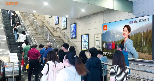 北京地鐵國貿(mào)站扶梯兩側(cè)廣告投放，北京地鐵出入口廣告價(jià)格