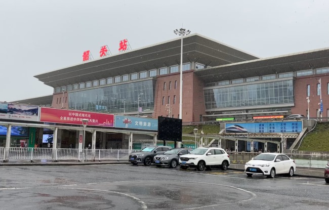韶關(guān)高鐵站出站通道燈箱廣告，韶關(guān)站LED屏廣告價格