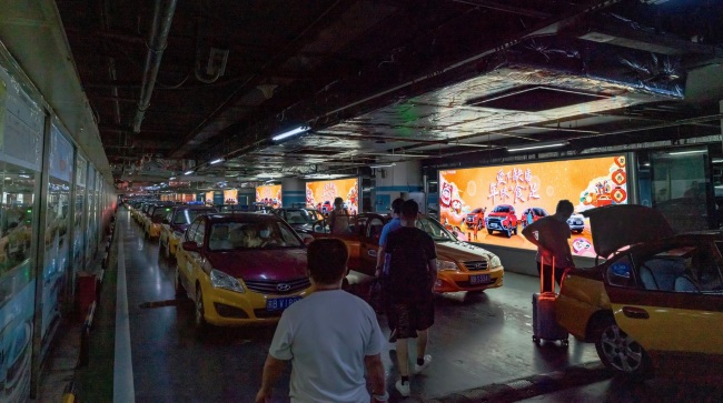 北京南高鐵站出租車通道燈箱廣告牌，北京南站大屏廣告價(jià)格