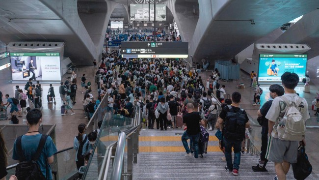 廣州南站出站通道燈箱廣告投放，廣州南高鐵站大屏廣告價(jià)格